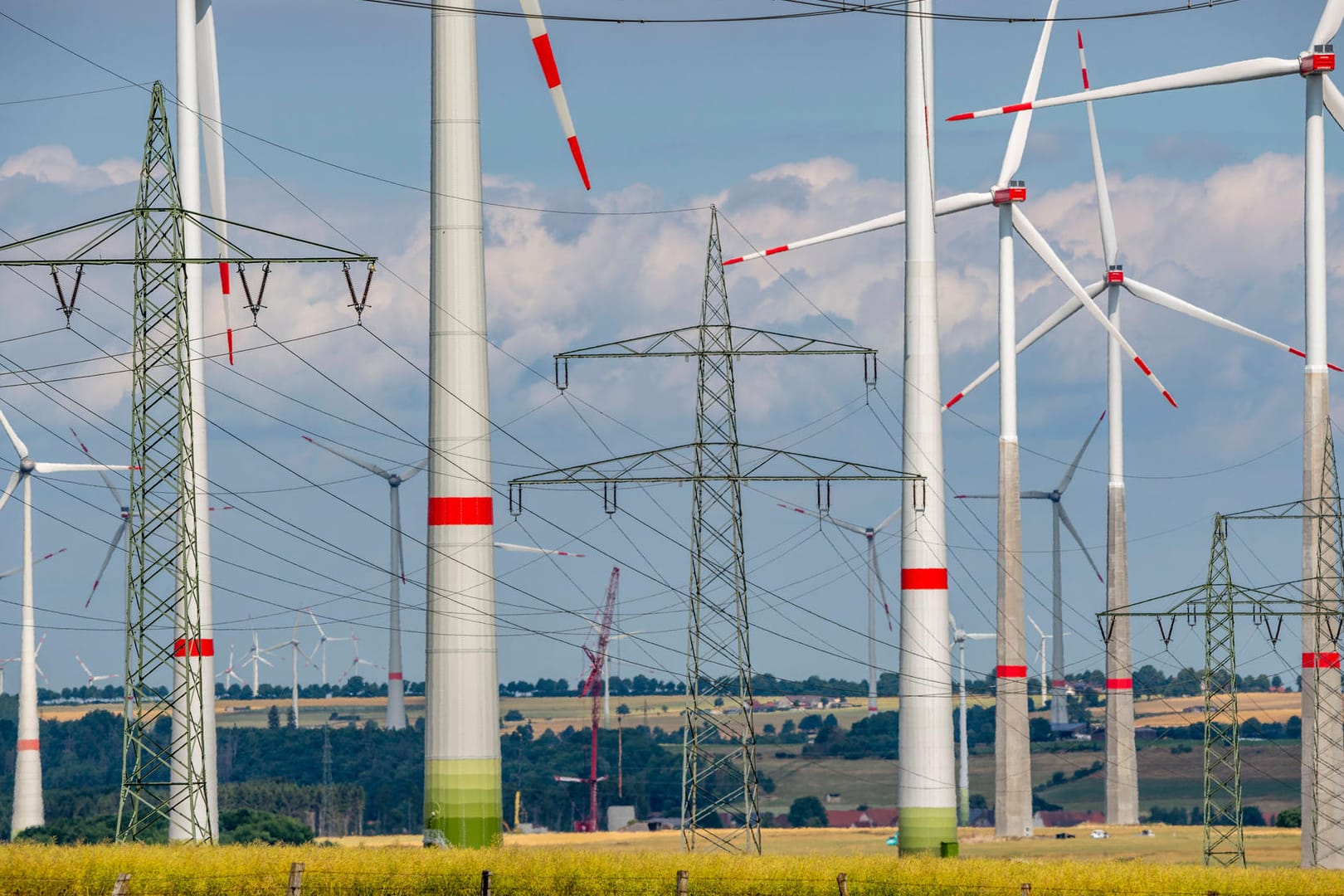 Ein Windpark östlich von Bad Wünnenberg (Archivbild): Experten warnen davor, dass China einen Großteil der Komponenten liefert.