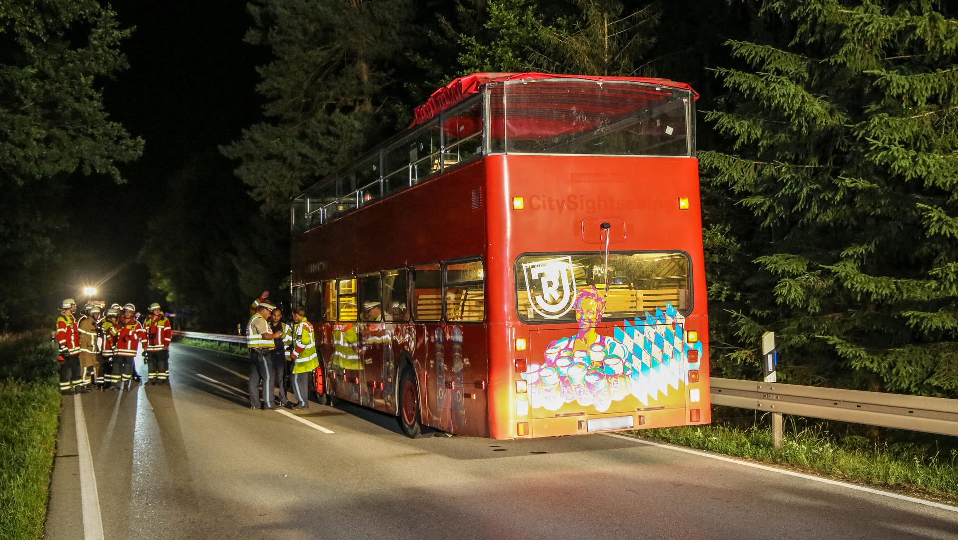 27-Jähriger im Doppeldeckerbus prallt gegen Betonbrücke.