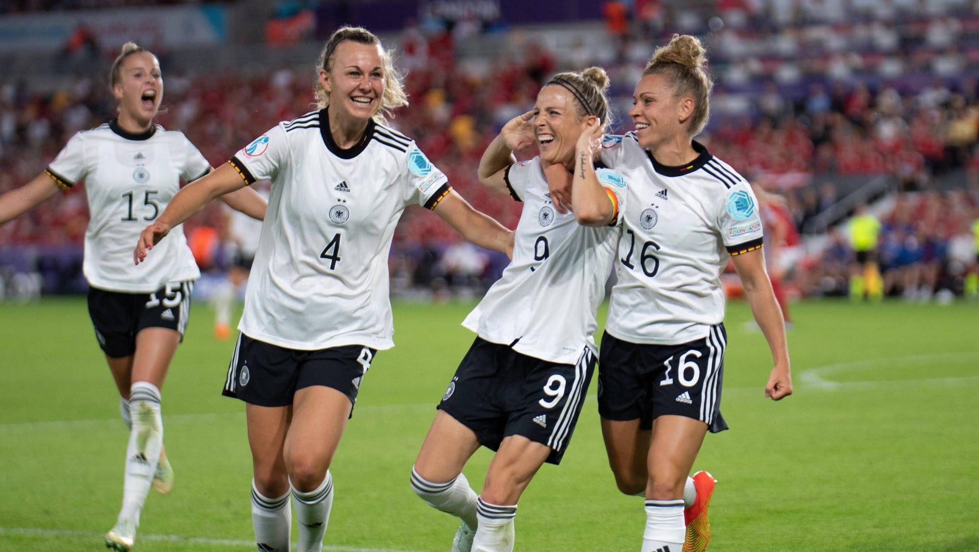 Lena Lattwein, Svenja Huth und Linda Dallmann jubeln über das Tor zum 3-0.