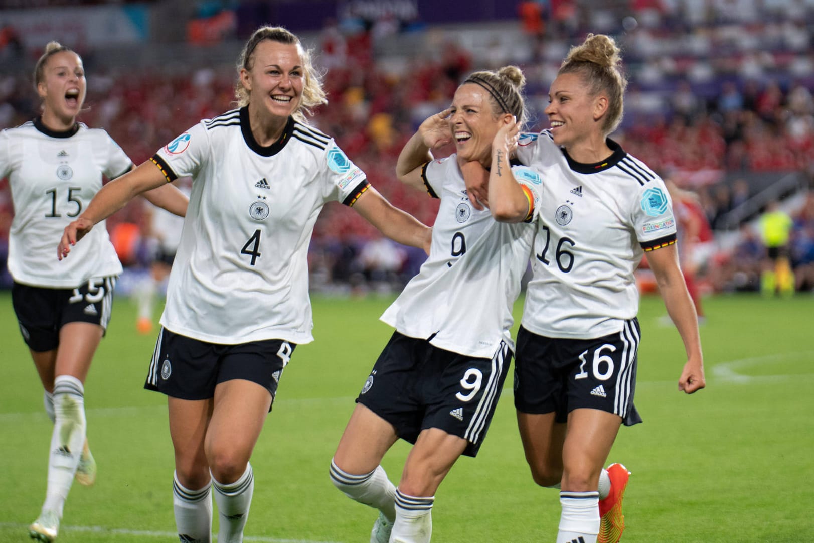 Lena Lattwein, Svenja Huth und Linda Dallmann jubeln über das Tor zum 3-0.