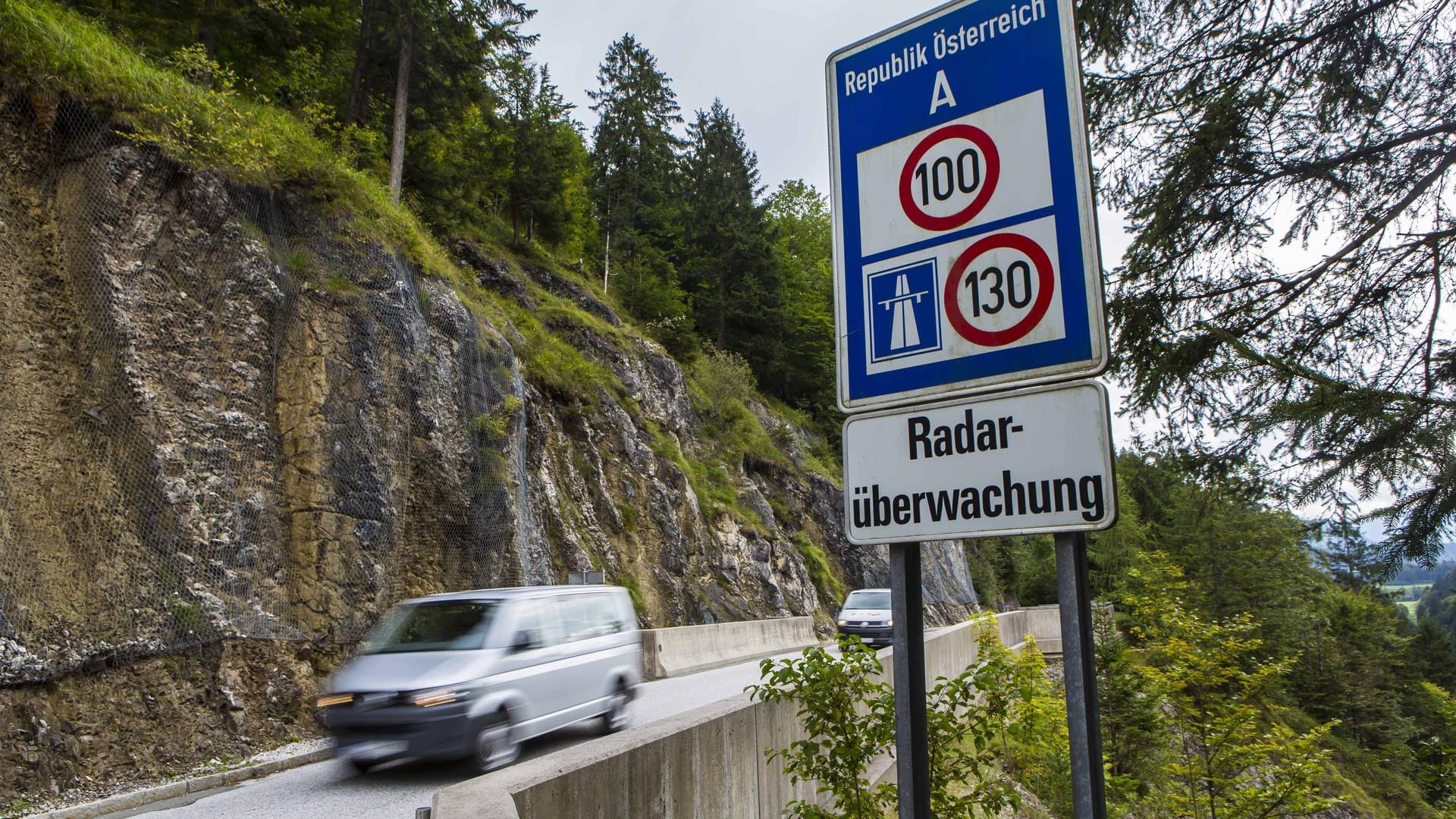 Grenzübergang: In jedem Urlaubsland gelten eigene Verkehrsregeln, über die Sie sich vorab informieren sollten.