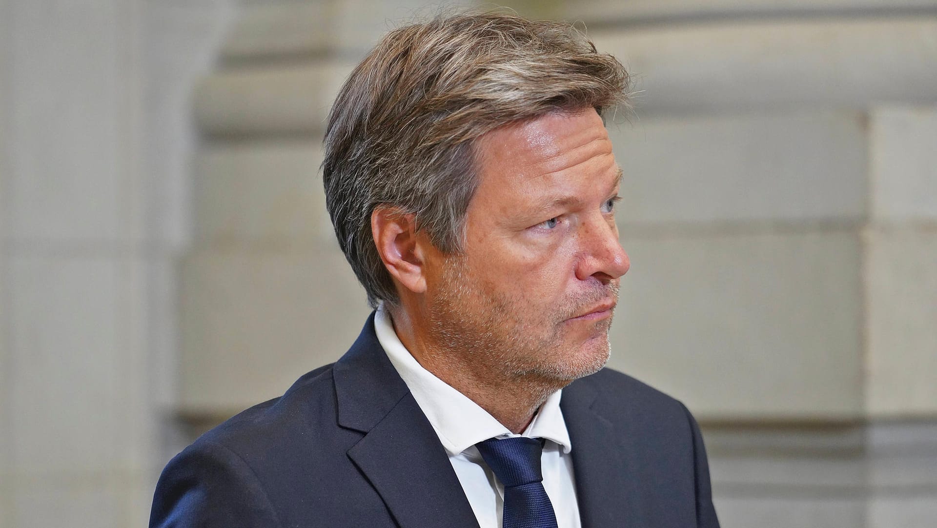Robert Habeck (Grüne): Der Wirtschaftsminister und Vizekanzler warnt vor schwierigen Zeiten angesichts eines möglichen Gasmangels in Deutschland. Robert Habeck (Grüne): Der Wirtschaftsminister und Vizekanzler warnt vor schwierigen Zeiten angesichts eines möglichen Gasmangels in Deutschland.