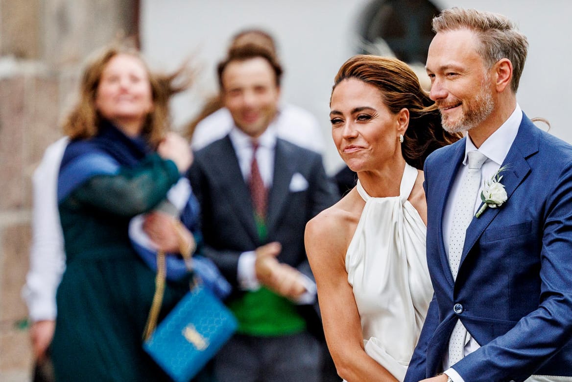 Franca Lehfeldt und Christian Lindner: Das Brautpaar verlässt die Kirche.