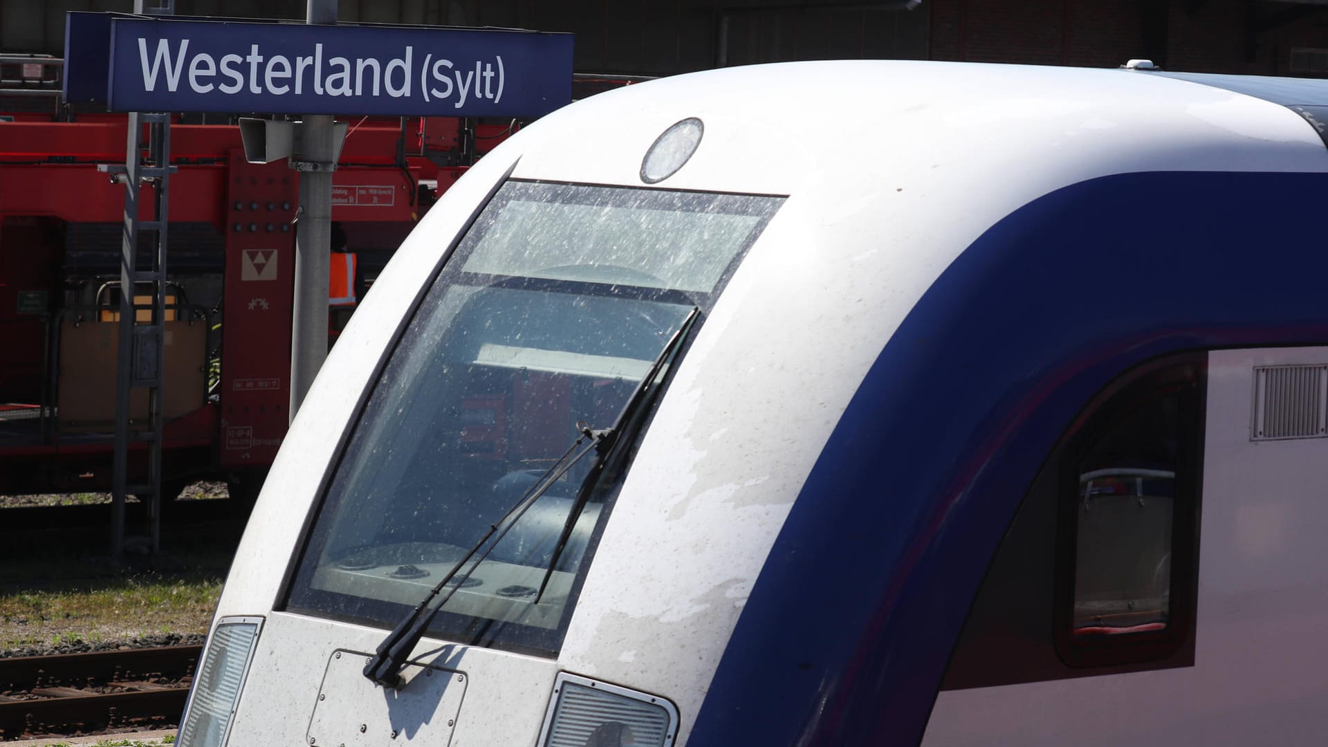 Ein Regionalexpress Richtung Sylt musste wegen einer Bombendrohung gestoppt werden. (Symbolbild) Ein Regionalexpress Richtung Sylt musste wegen einer Bombendrohung gestoppt werden. (Symbolbild)