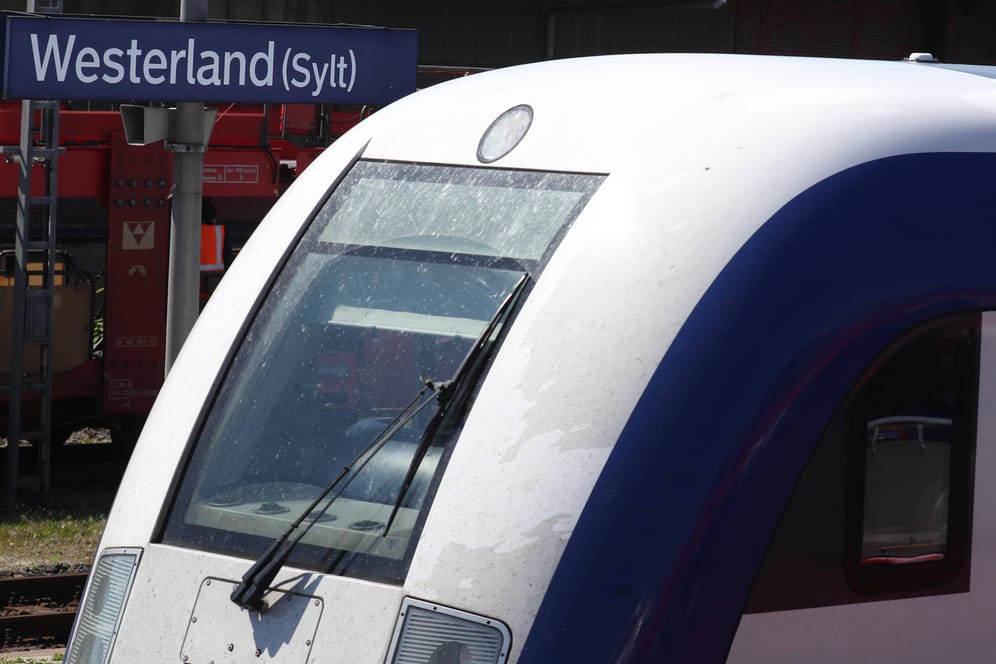 Ein Regionalexpress Richtung Sylt musste wegen einer Bombendrohung gestoppt werden. (Symbolbild)