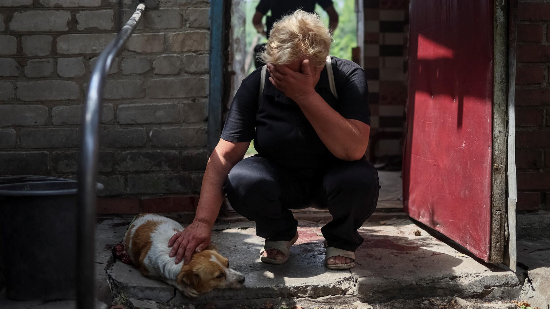 Eine Frau trauert nach einem russischen Beschuss auf ihr Haus in Kostiantynivka im Donbass.