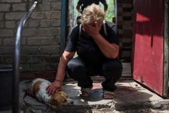 Eine Frau trauert nach einem russischen Beschuss auf ihr Haus in Kostiantynivka im Donbass.