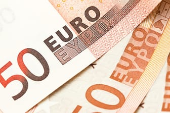 Drei 50-Euroscheine (Symbolbild): Mit 300 Euro zusätzlich aufs Bruttoeinkommen will der Staat Erwerbstätige entlasten.