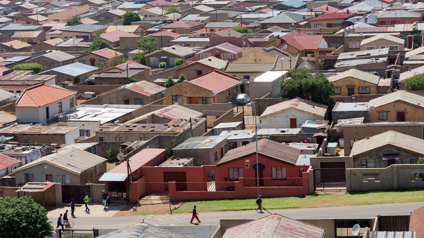 Das Township Soweto nahe Johannesburg in Südafrika: Am Sonntag kam es zu einer tödlichen Schießerei in einer Taverne.