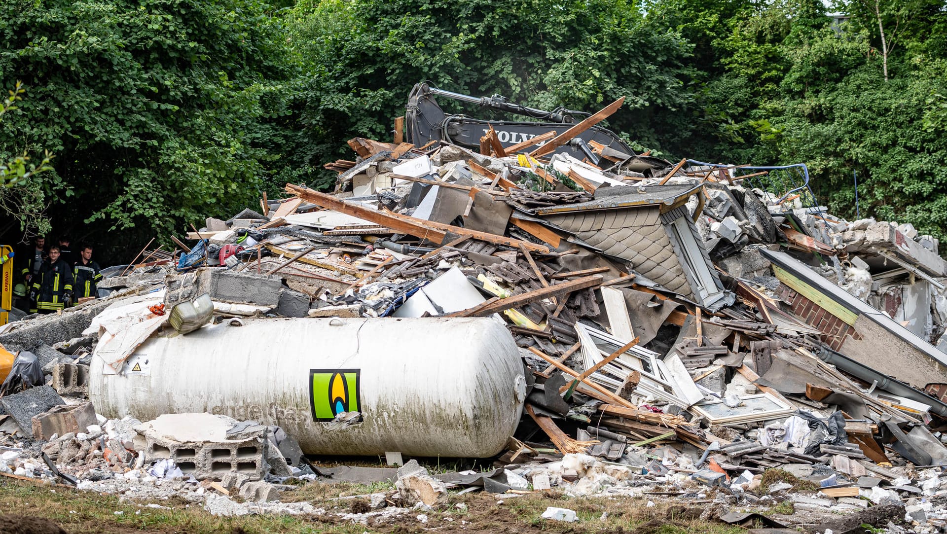 Von dem Mehrfamilienhaus ist nur ein Trümmerhaufen übrig.