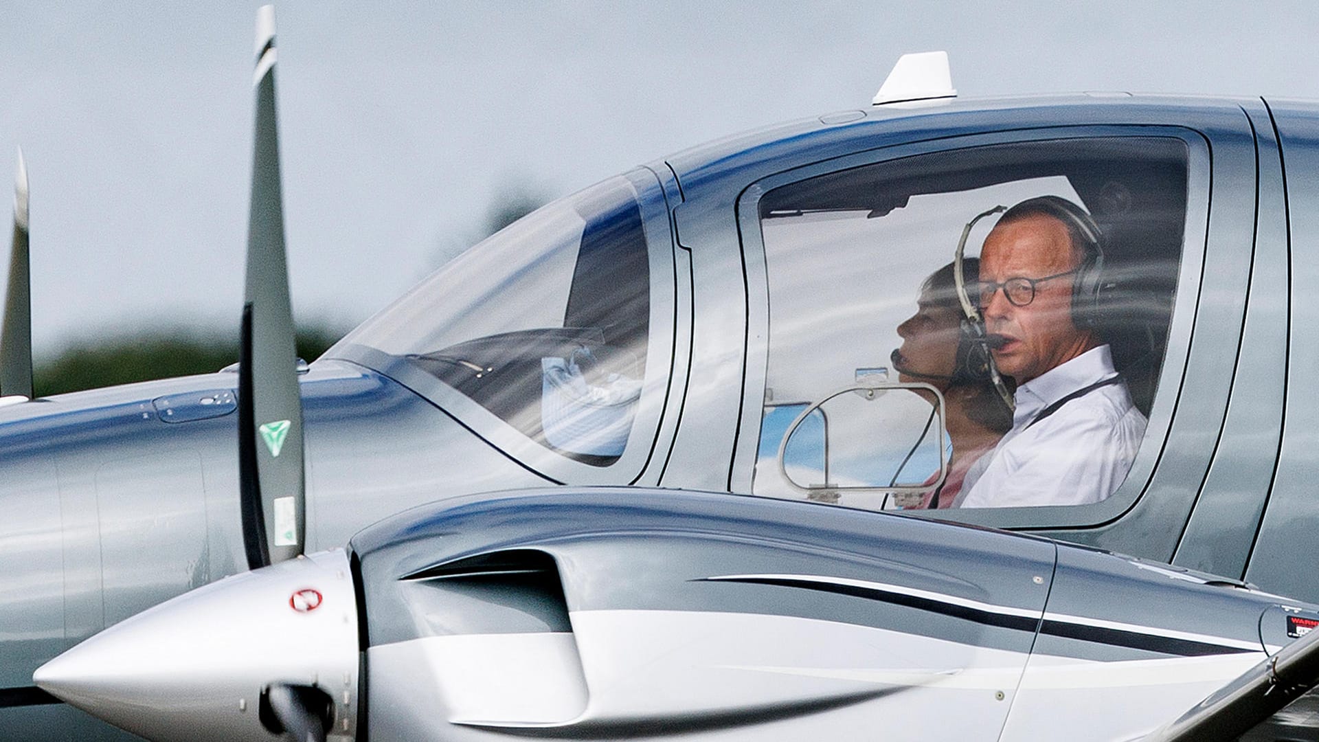 CDU-Chef Friedrich Merz und seine Frau Charlotte Merz sind mit ihrem Privatflieger zur Hochzeit von Bundesfinanzminister Christian Lindner gekommen: Er saß selbst im Cockpit.