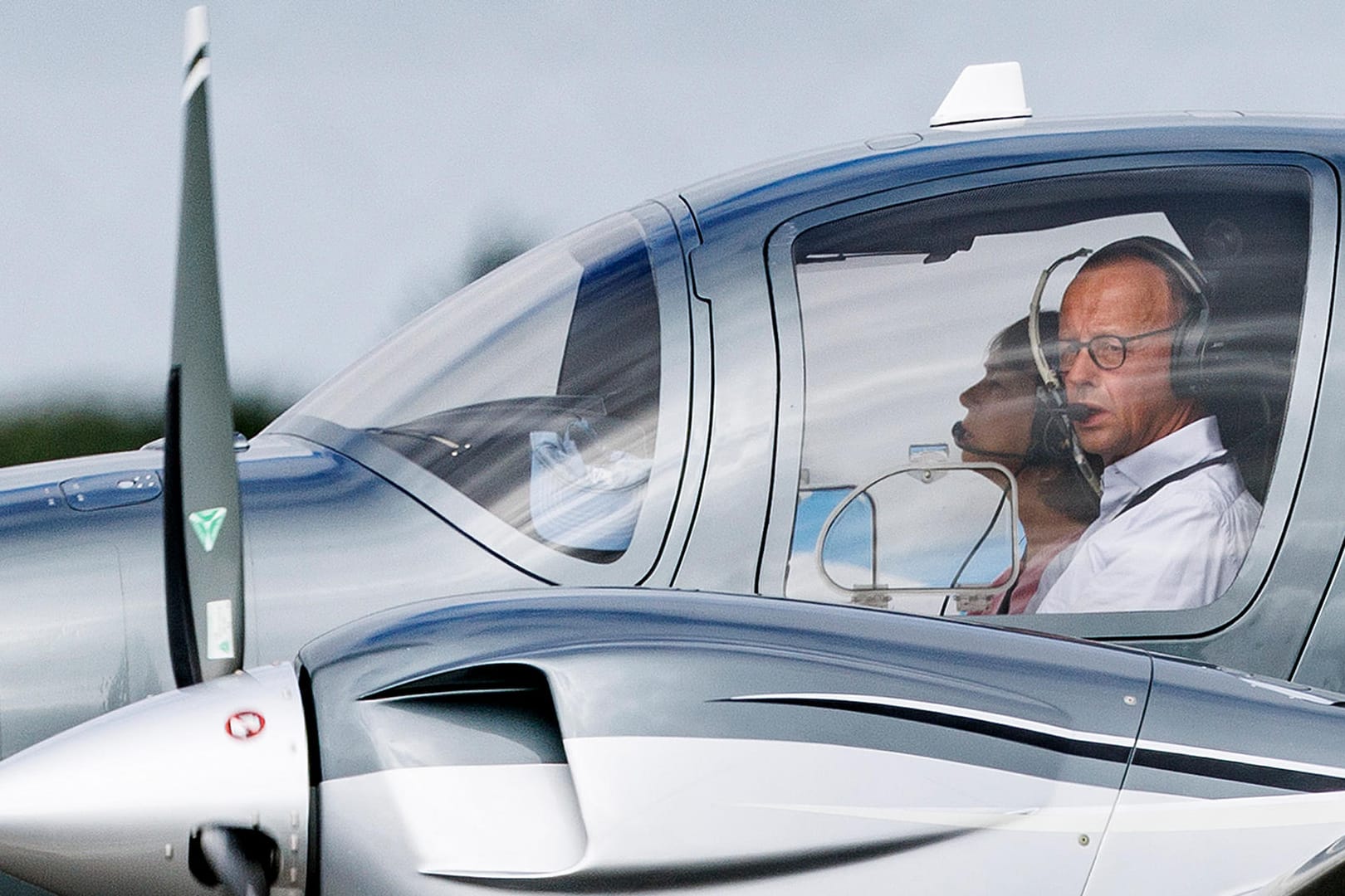 CDU-Chef Friedrich Merz und seine Frau Charlotte Merz sind mit ihrem Privatflieger zur Hochzeit von Bundesfinanzminister Christian Lindner gekommen: Er saß selbst im Cockpit.