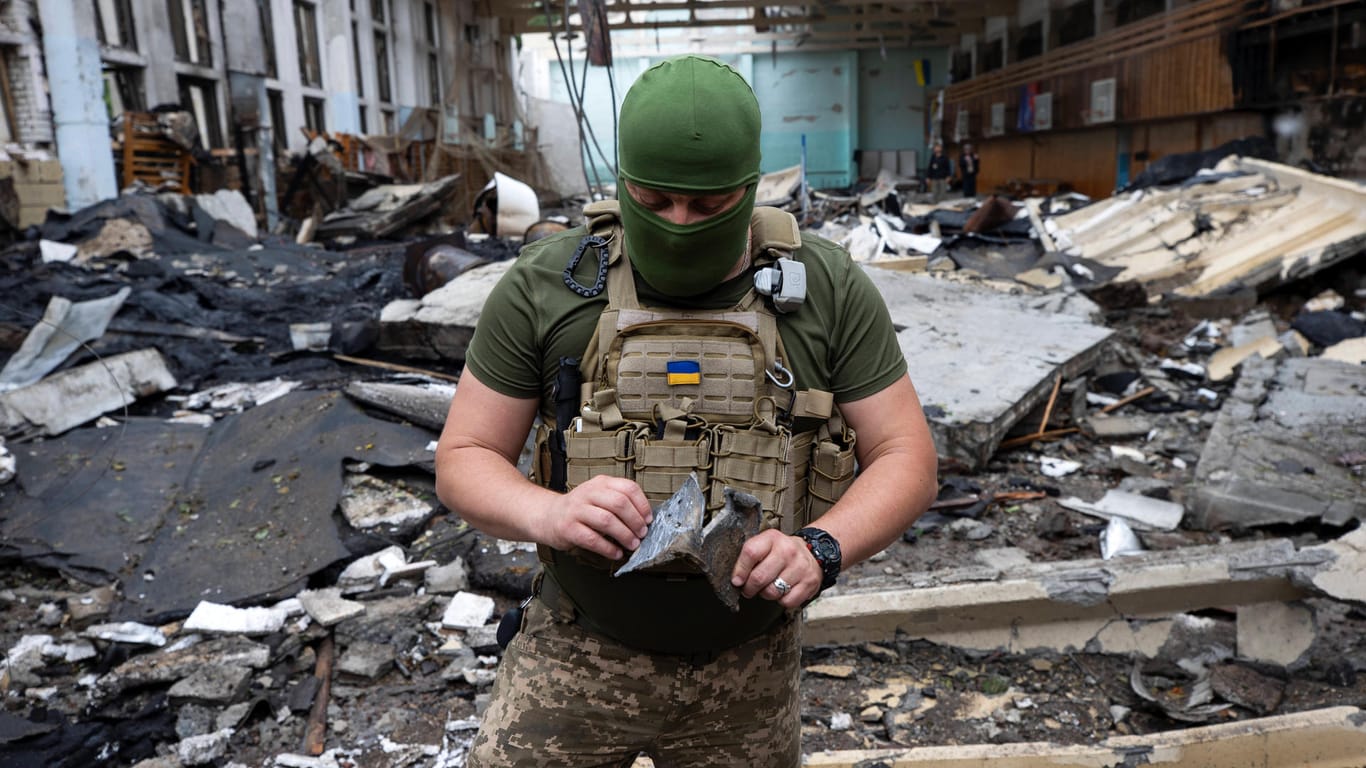 Ukrainischer Soldat in zerstörtem Gebäude: Die russische Artillerie ist der ukrainischen weit überlegen.