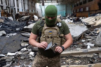 Ukrainischer Soldat in zerstörtem Gebäude: Die russische Artillerie ist der ukrainischen weit überlegen.