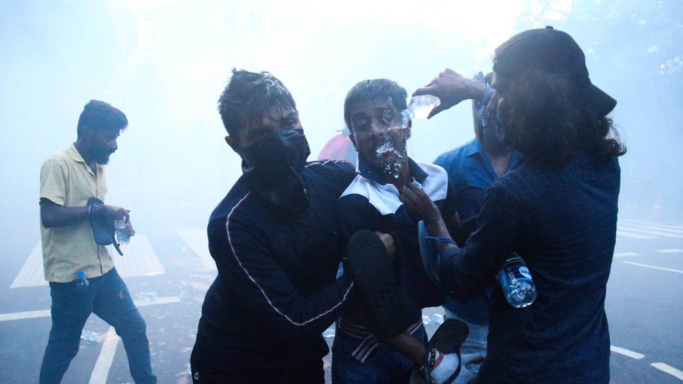 Die Polizei setzte bei den Protesten Wasserwerfer und Tränengas ein.