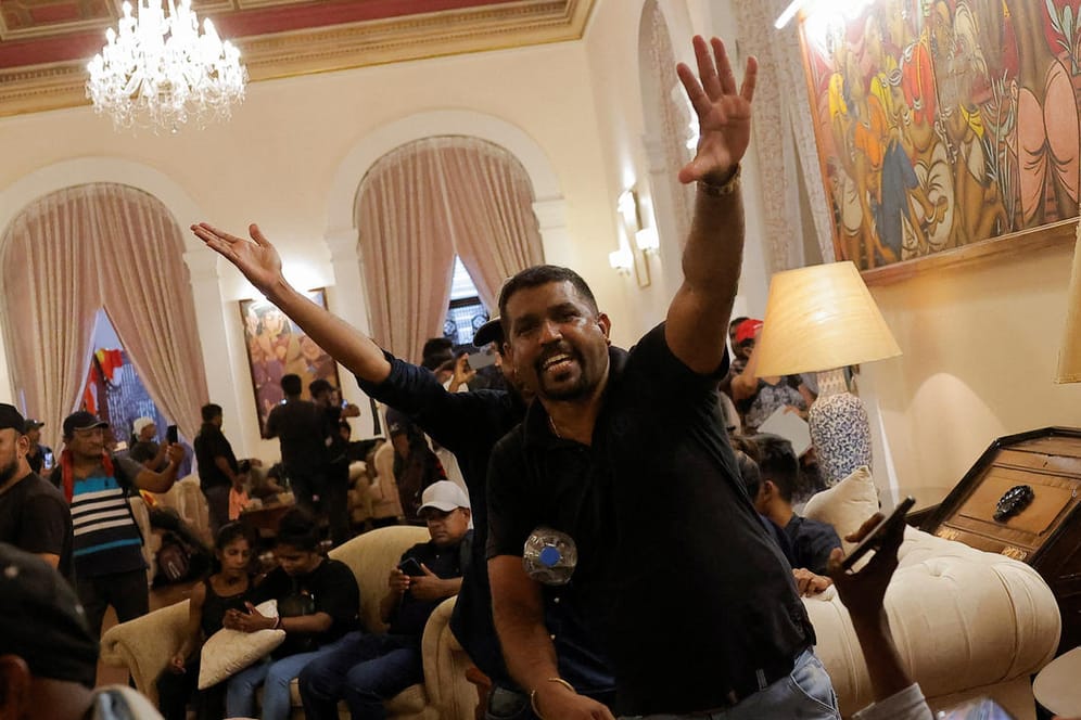 Demonstranten im Präsidentenpalast: Gotabaya Rajapaksa bot nach der Revolte seinen Rücktritt an.