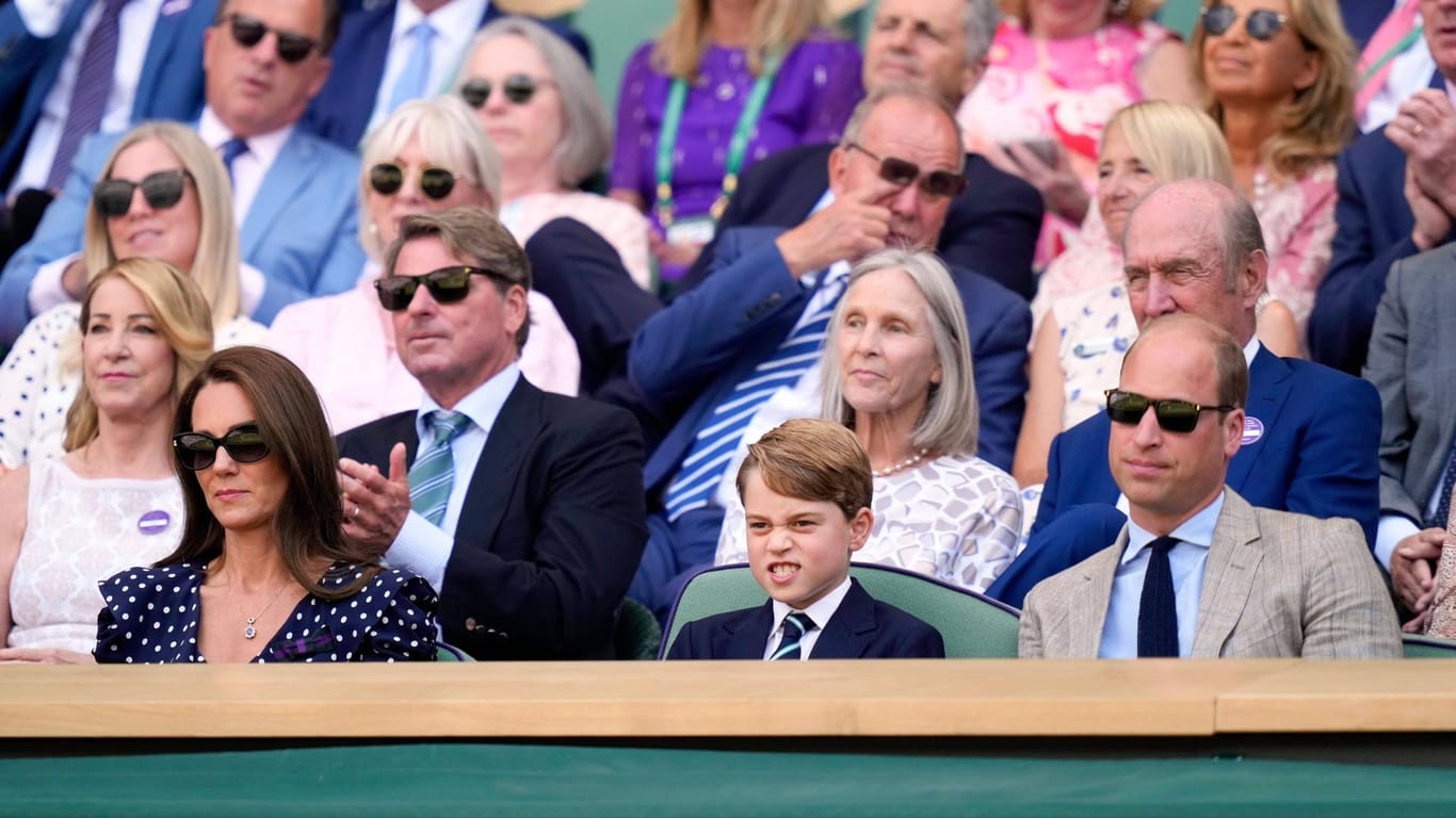 Prinz George sitzt beim Herrenfinale zwischen seinen Eltern.