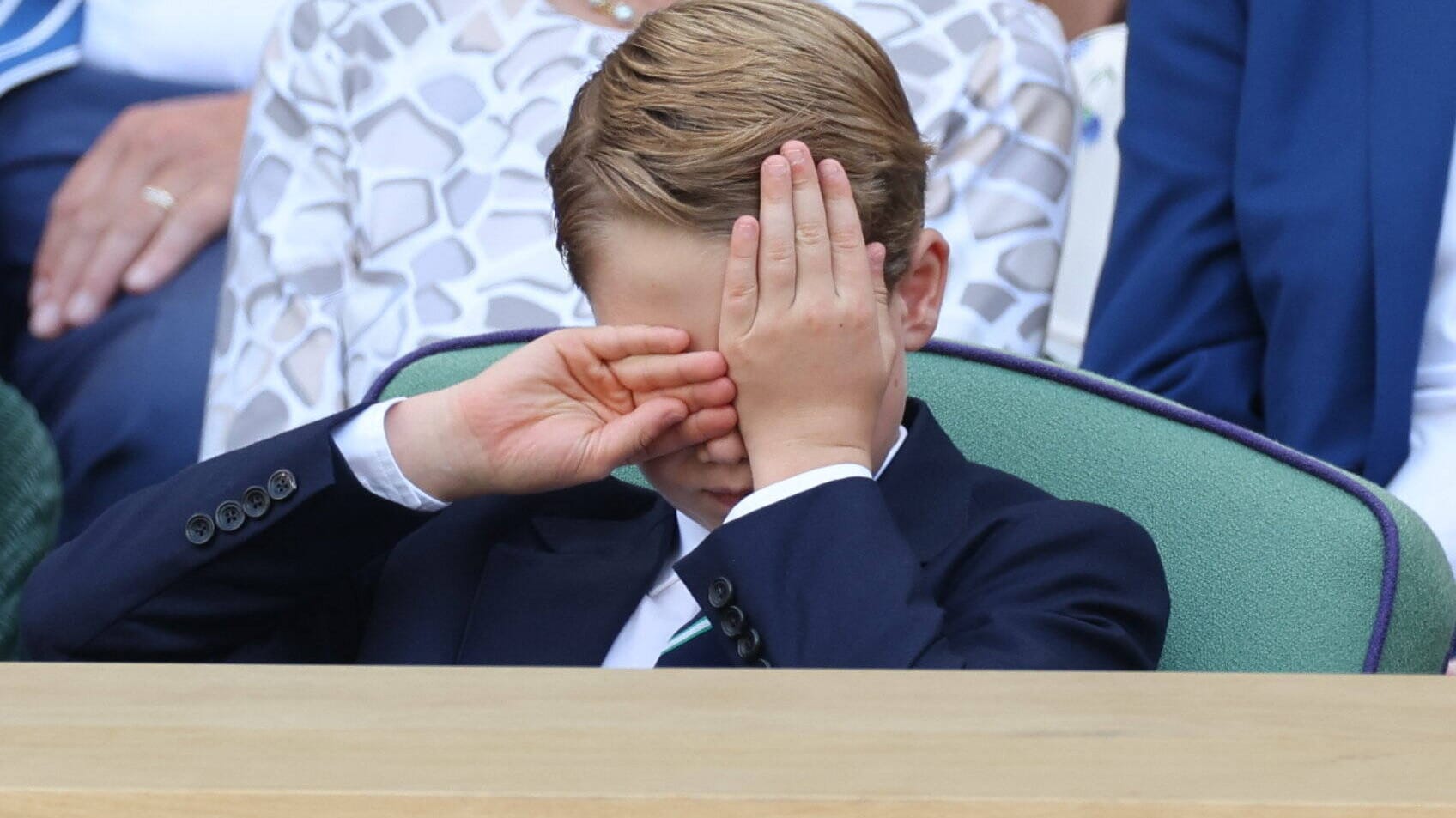 Immer wieder muss sich Prinz George die Augen reiben.