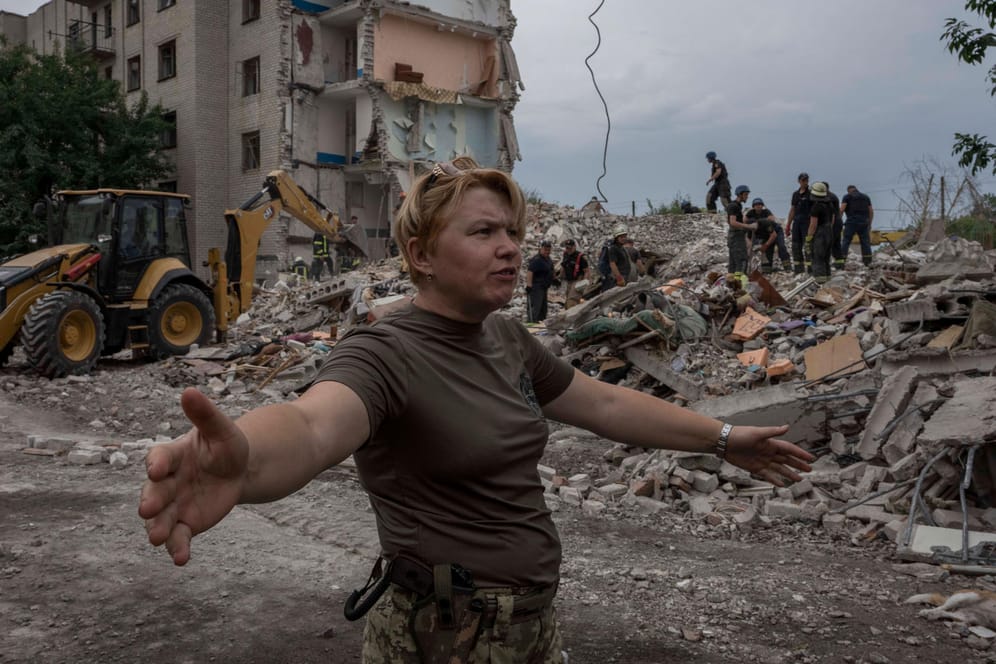 Tschassiw Jar: Eine ukrainische Soldatin bittet die Presse, sich nach dem Einschlag einer russischen Rakete in einem Wohnblock zurückzuziehen.