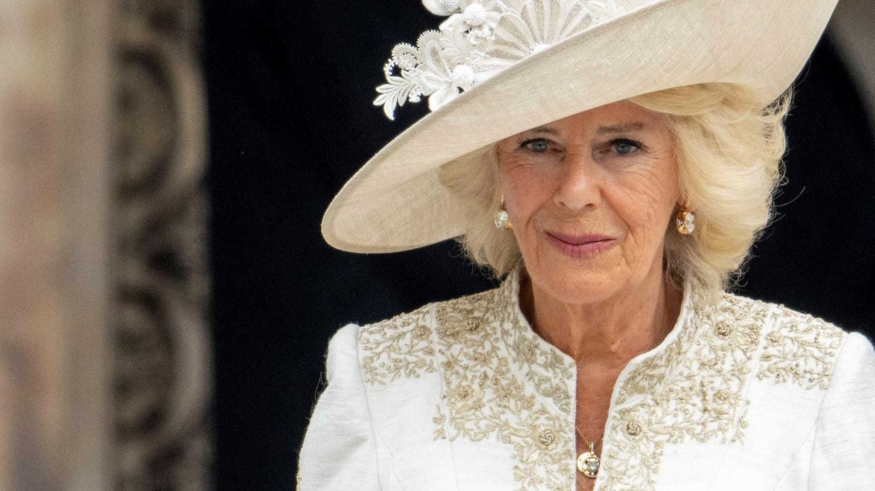 Duchess Camilla diam-diam merokok dengan bintang TV