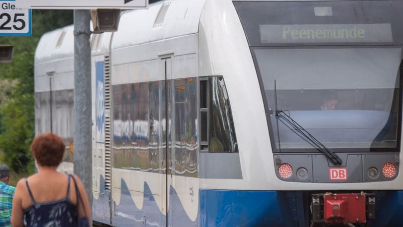 Bahn auf Usedom (Archiv): Dass es keine Verletzten gab, sei nur glücklichen Umständen zu verdanken, so ein Polizeisprecher. Bahn auf Usedom (Archiv): Dass es keine Verletzten gab, sei nur glücklichen Umständen zu verdanken, so ein Polizeisprecher.
