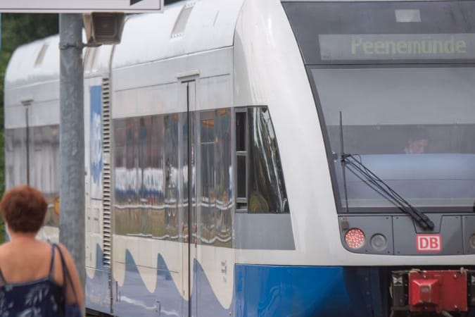 Bahn auf Usedom (Archiv): Dass es keine Verletzten gab, sei nur glücklichen Umständen zu verdanken, so ein Polizeisprecher.