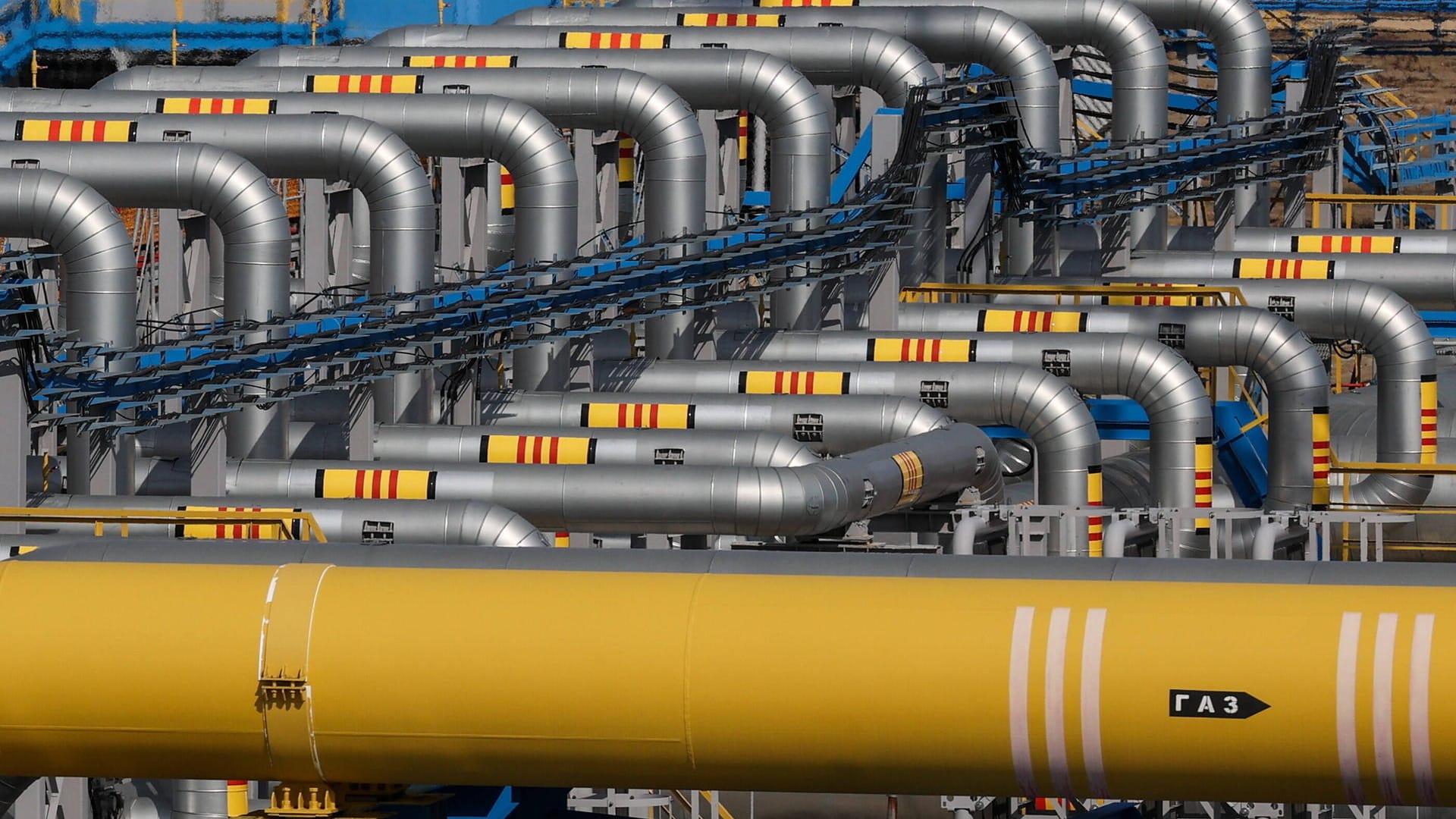 Gasfeld des russischen Staatskonzerns Gazprom (Symbolbild): Italien erhält seit Montagmorgen weniger Gas. Gasfeld des russischen Staatskonzerns Gazprom (Symbolbild): Italien erhält seit Montagmorgen weniger Gas.