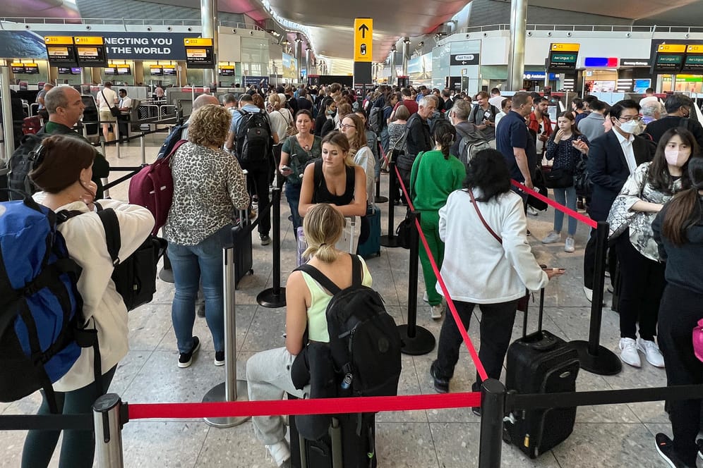 Flughafen Heathrow in London: Um das Chaos zu bewältigen, hatte die britische Regierung die Vorschriften für die Start- und Landerechte an den Flughäfen gelockert.