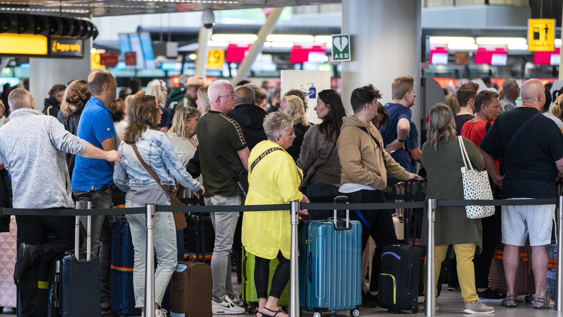 Flughafen in Amsterdam: Am niederländischen Flughafen Schiphol ist Chaos in diesem Sommer fast Alltag.