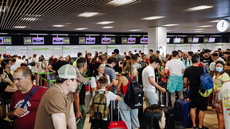 Flughafen Madrid: Auch an den Flughäfen des beliebten Urlaubslandes Spanien ächzt man im Sommer unter den Touristenmassen.