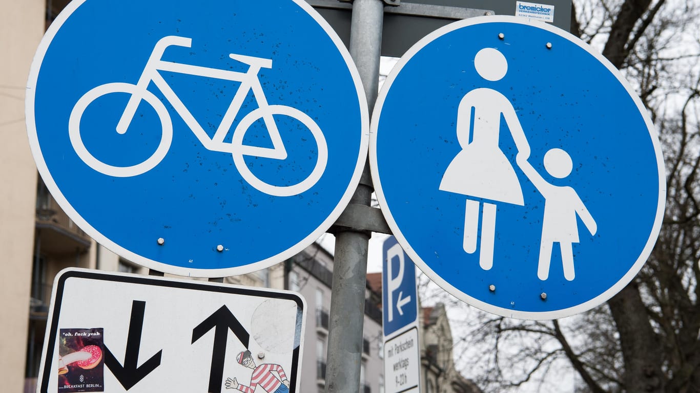 Rücksicht nehmen: Wer auch auf für Fahrräder freien Gehwegen unterwegs ist, radelt besser besonders vorausschauend und rücksichtsvoll.