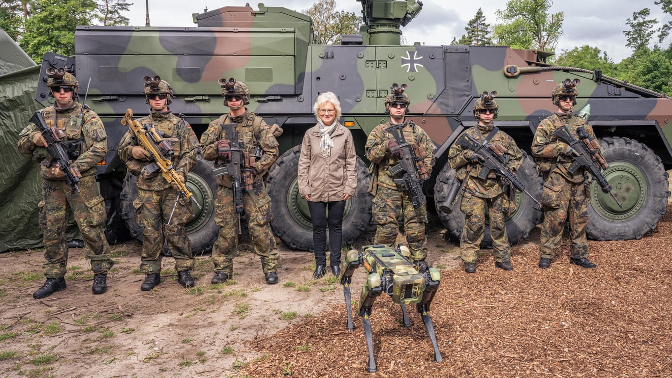 Bundesverteidigungsministerin Christine Lambrecht bestaunt den Roboterhund beim Heer-Besuch in Munster.