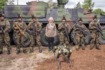 Bundesverteidigungsministerin Christine Lambrecht bestaunt den Roboterhund beim Heer-Besuch in Munster.