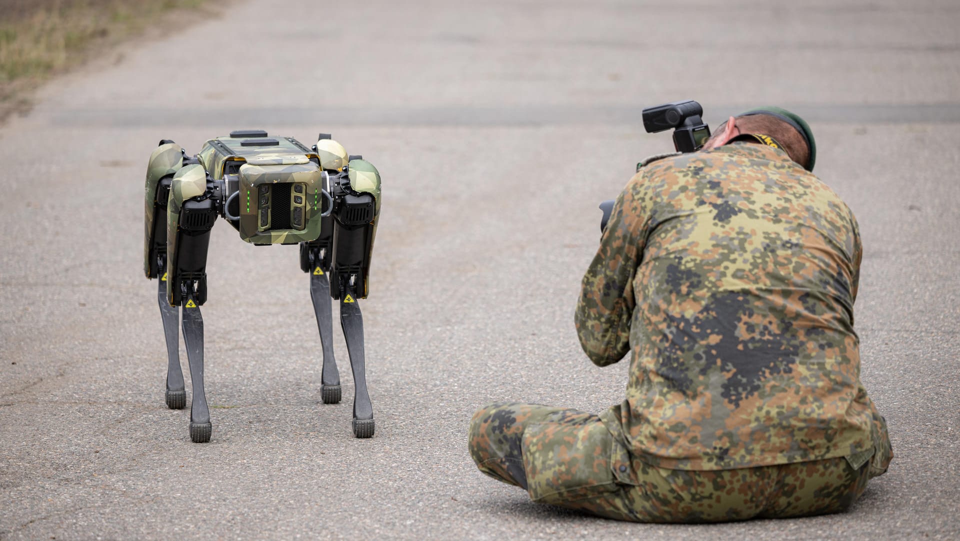 Der Roboterhund trägt den Namen "Wolfgang 001" und könnte im Einsatz Bilder liefern.