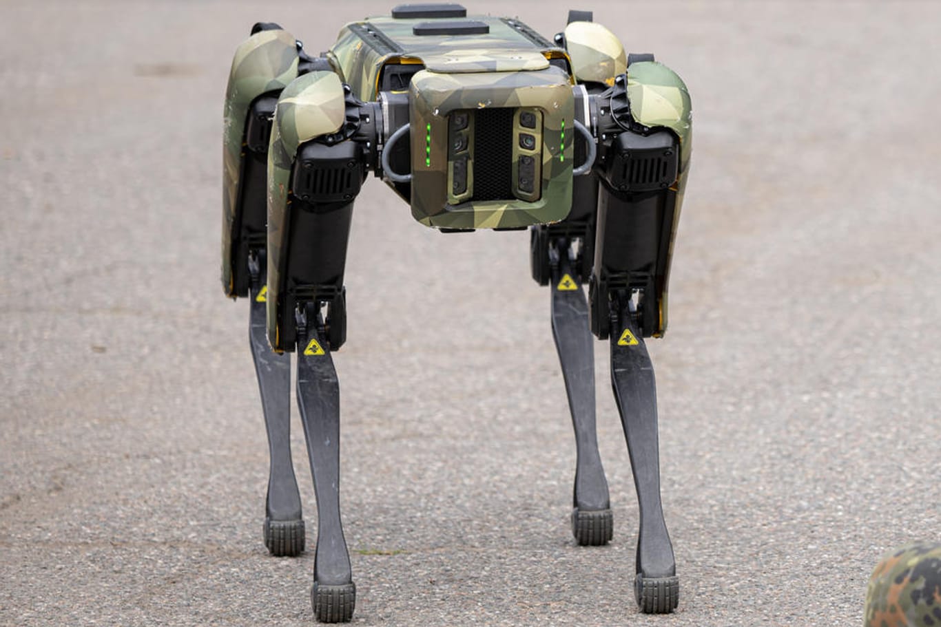 Der Roboterhund trägt den Namen "Wolfgang 001" und könnte im Einsatz Bilder liefern.