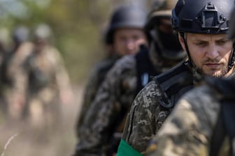 Ukrainische Soldaten im Mai an der Front bei der Millionenstadt Dnipro: Mithilfe westlicher Waffen will die ukrainische Armee Gebiet im Süden zurückerobern.