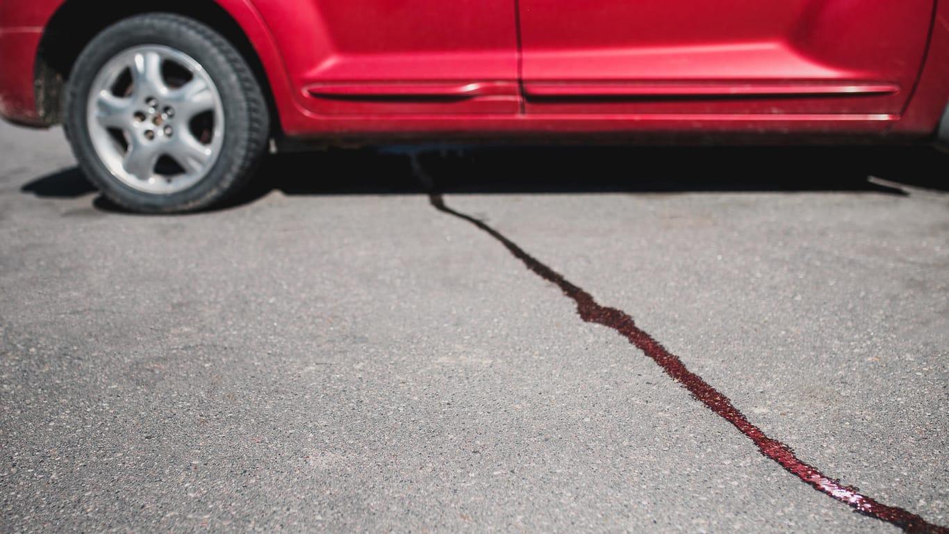 Auto verliert Öl auf der Straße.