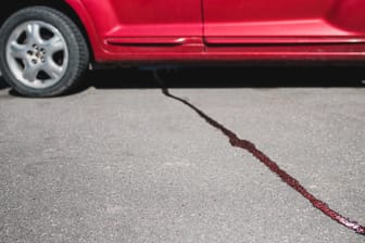 Auto verliert Öl auf der Straße.