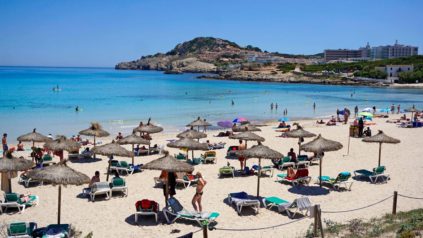 Cala Agulla: Der Strand in Cala Ratjada auf Mallorca ist meist gut besucht.