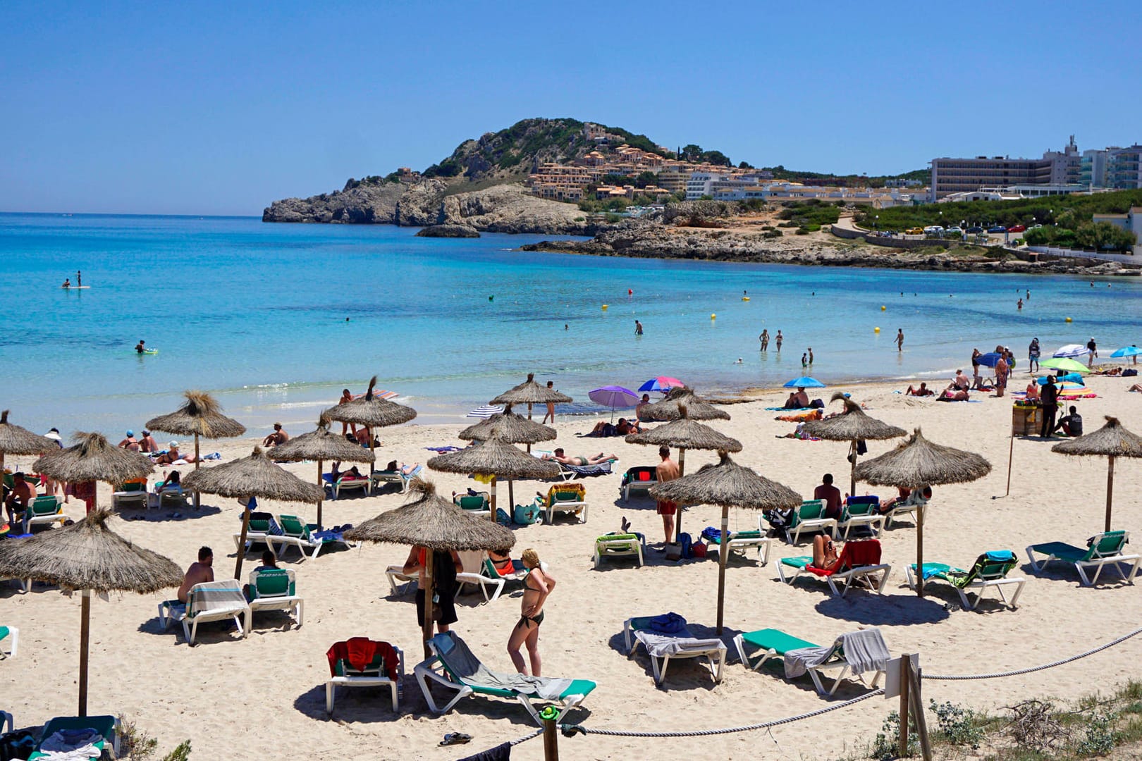 Cala Agulla: Der Strand in Cala Ratjada auf Mallorca ist meist gut besucht.