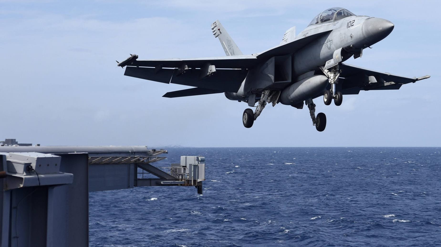 Eine F/A-18 "Super Hornet" beim Start von der "USS Harry S. Truman": Ein Seemann wurde bei dem Vorfall verletzt. (Symbolfoto)