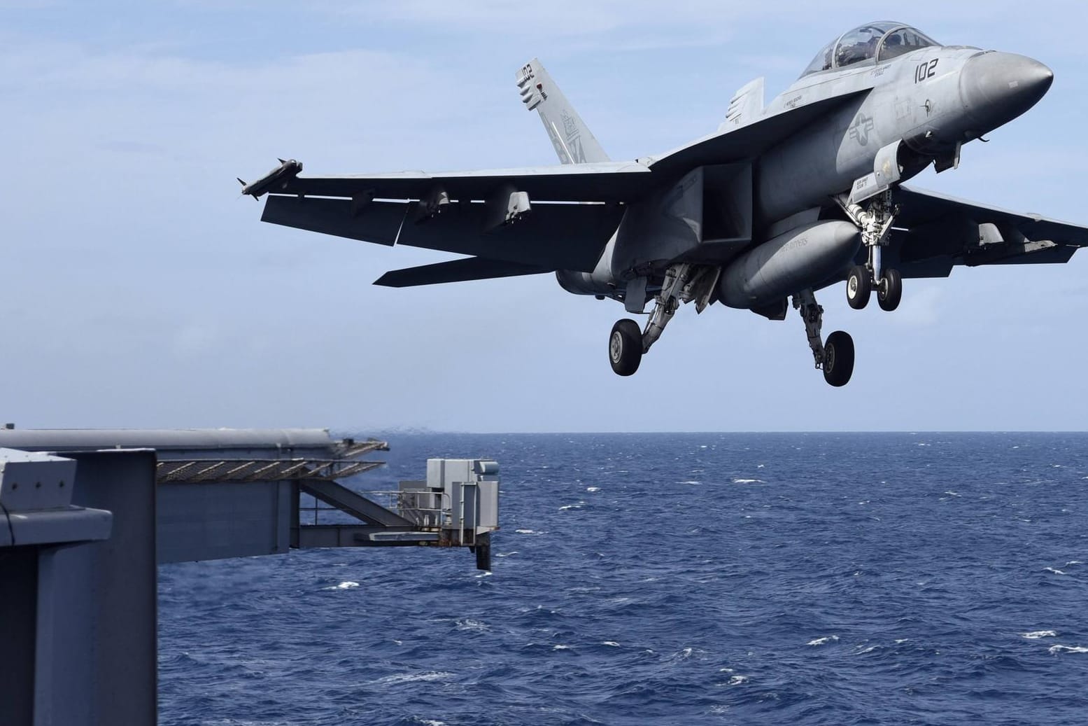 Eine F/A-18 "Super Hornet" beim Start von der "USS Harry S. Truman": Ein Seemann wurde bei dem Vorfall verletzt. (Symbolfoto)