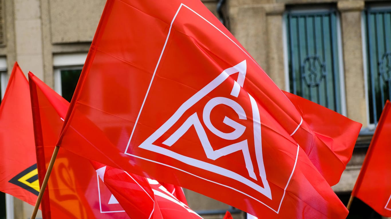 Flagge mir IG-Metall-Logo bei einer Maikundgebung (Symbolbild): Die Gewerkschaft verhandelt neue Tarifabschlüsse für die Metall- und Elektroindustrie.