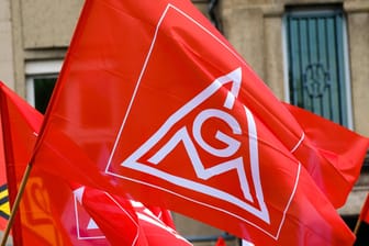 Flagge mir IG-Metall-Logo bei einer Maikundgebung (Symbolbild): Die Gewerkschaft verhandelt neue Tarifabschlüsse für die Metall- und Elektroindustrie.