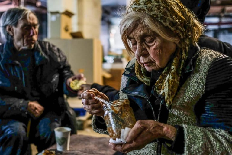 Humanitäre Hilfe in Sjewjerodonezk (Archivbild): Mathias Mogge schließt nicht aus, dass es Regionen in der Ukraine gibt, in denen die Menschen bereits Hunger leiden.