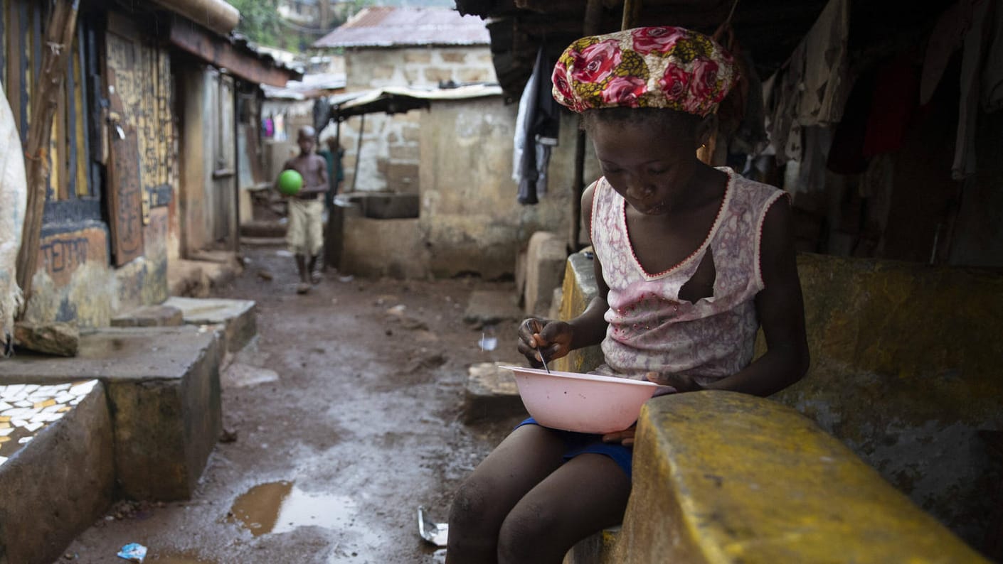 Ein Mädchen in Sierra Leone (Symbolbild): Aktuell hungern einem neuen Bericht zufolge weltweit etwa 811 Millionen Menschen.