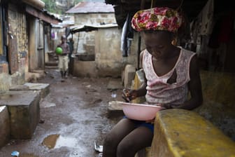 Ein Mädchen in Sierra Leone (Symbolbild): Aktuell hungern einem neuen Bericht zufolge weltweit etwa 811 Millionen Menschen.