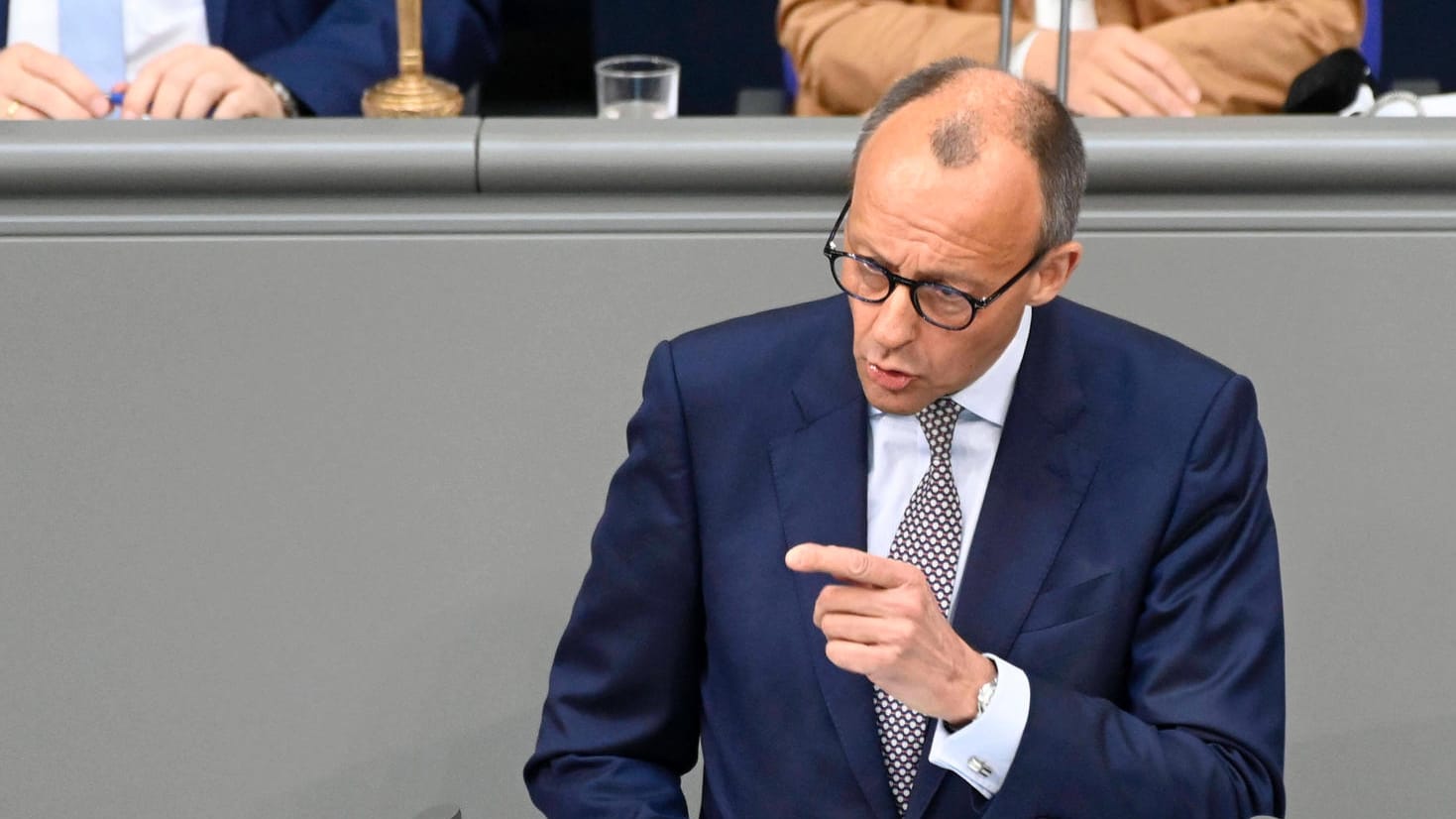 CDU-Chef Friedrich Merz im Bundestag (Archiv): "Tut es für Deutschland", schreibt Merz an die Adresse der Grünen.