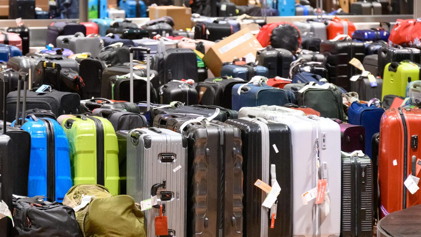 Koffer am Flughafen Hamburg (Archiv): Koffer, Taschen und Kinderwagen finden erst nach Tagen ihre Besitzer.