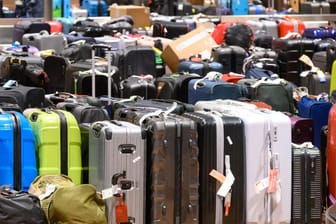 Koffer am Flughafen Hamburg (Archiv): Koffer, Taschen und Kinderwagen finden erst nach Tagen ihre Besitzer.